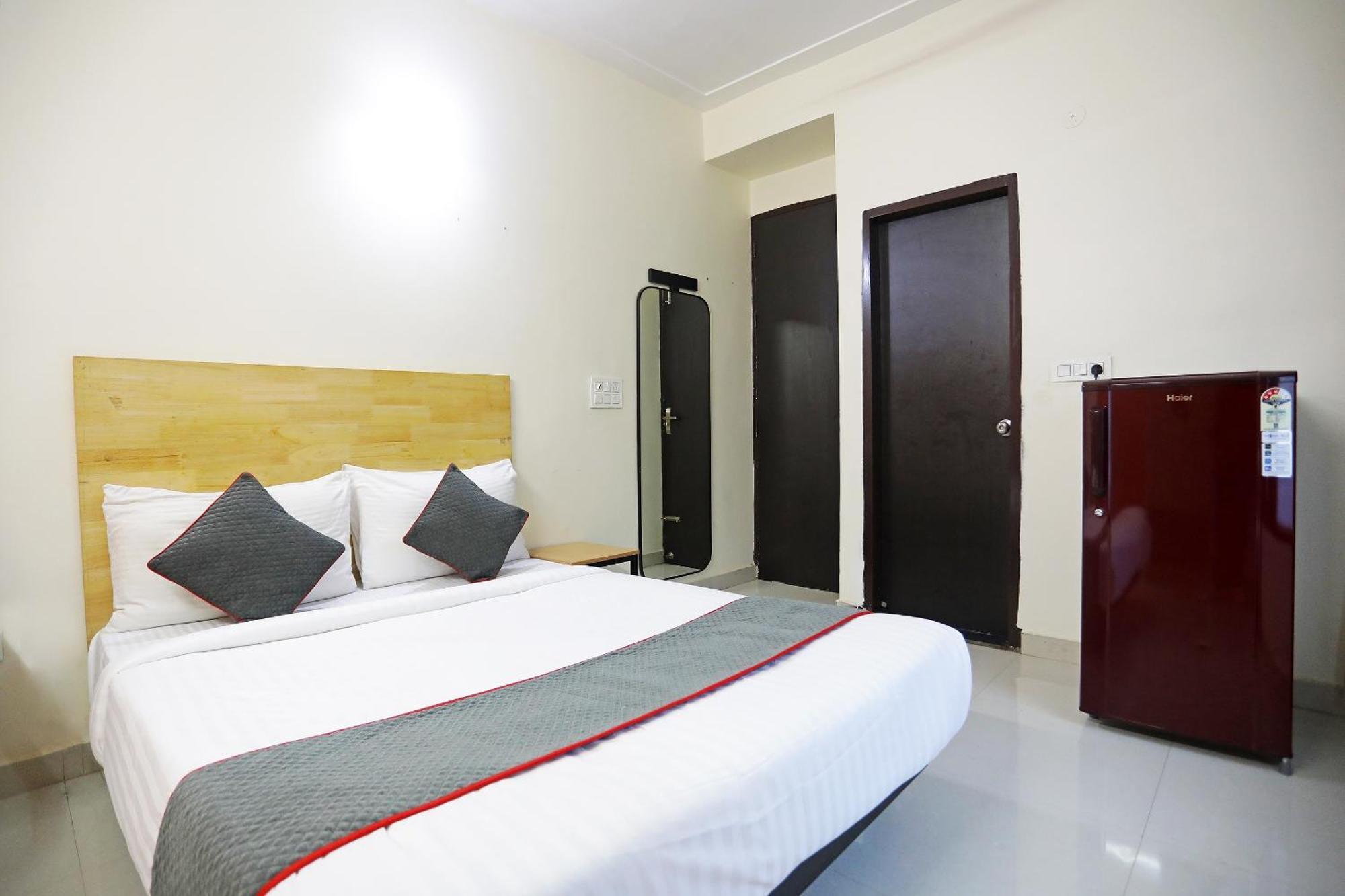 Отель Super Townhouse Cloud Bay, Near Genpact, Sector-69, Гургаон Экстерьер фото