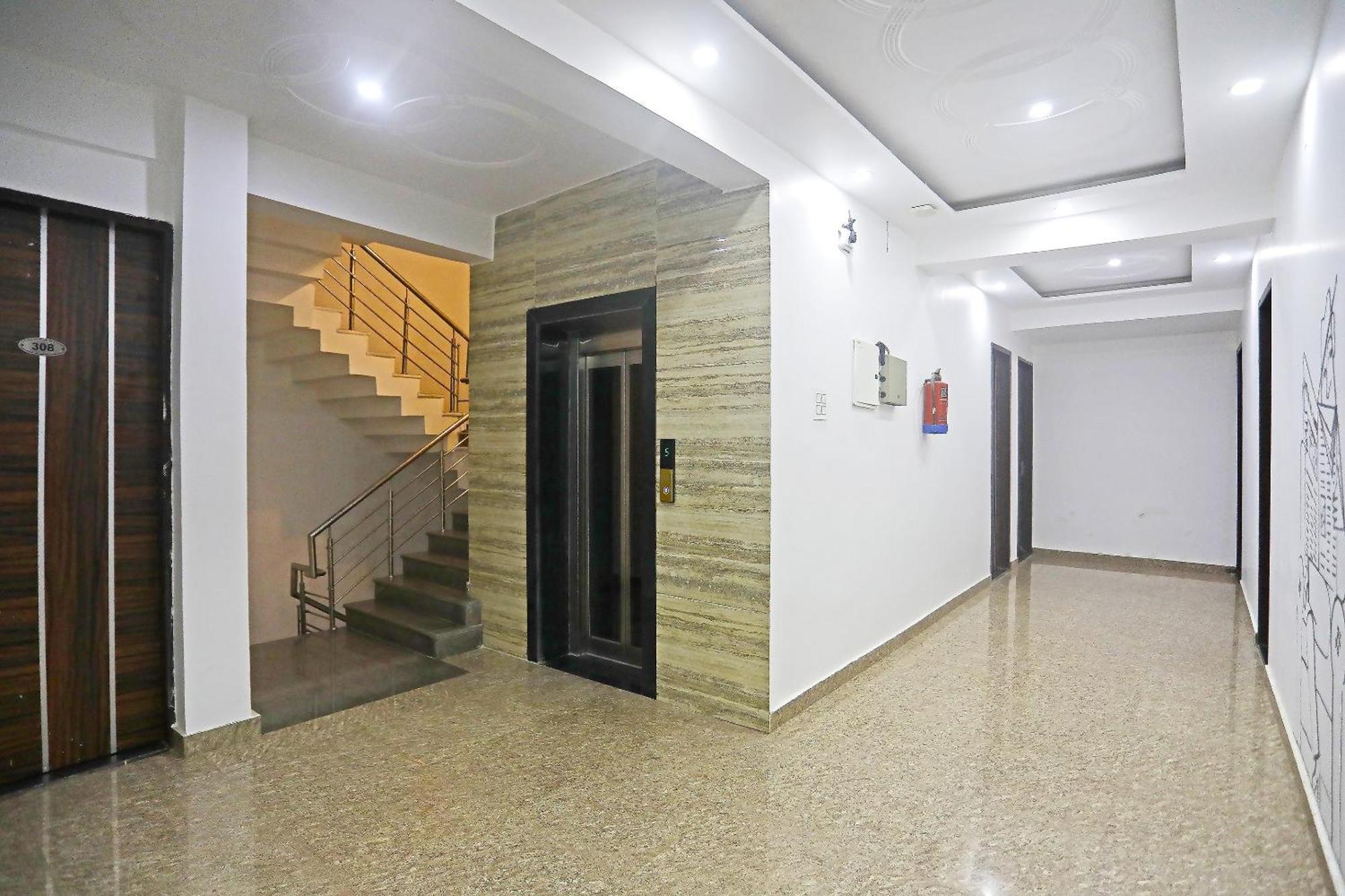 Отель Super Townhouse Cloud Bay, Near Genpact, Sector-69, Гургаон Экстерьер фото