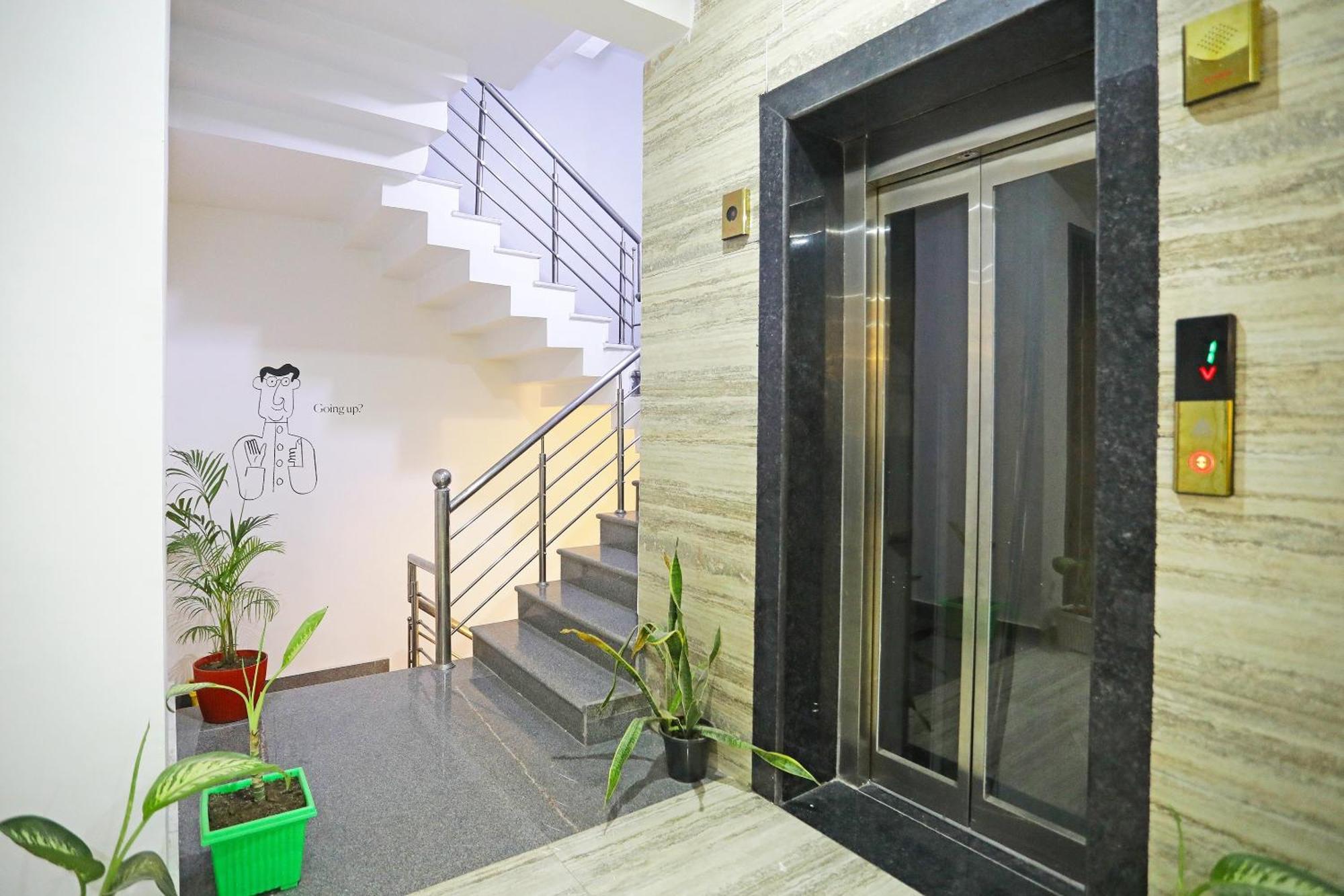 Отель Super Townhouse Cloud Bay, Near Genpact, Sector-69, Гургаон Экстерьер фото