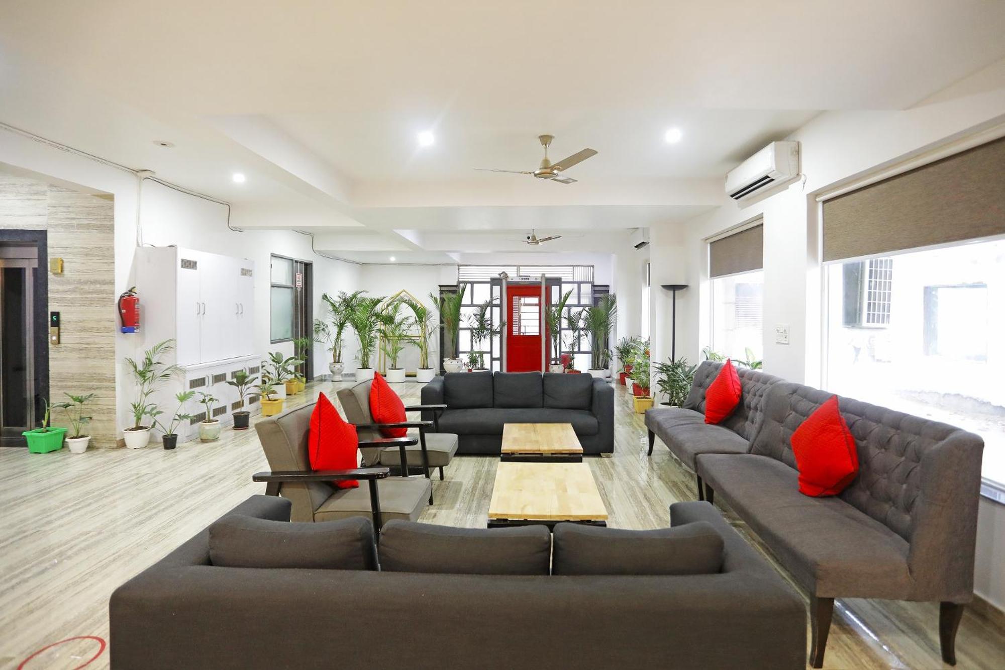 Отель Super Townhouse Cloud Bay, Near Genpact, Sector-69, Гургаон Экстерьер фото
