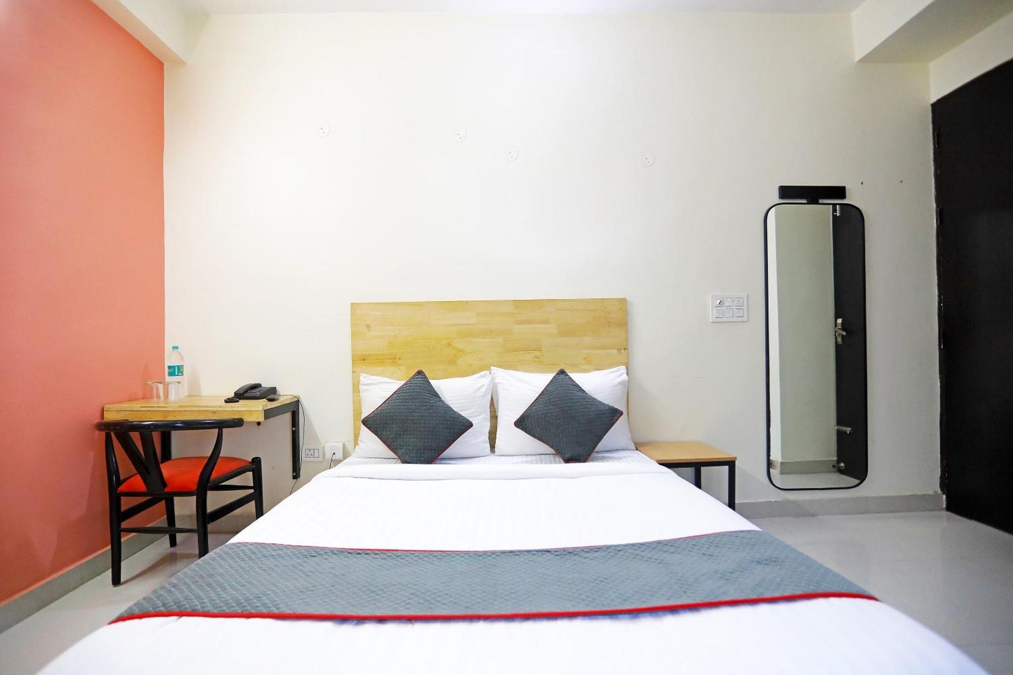 Отель Super Townhouse Cloud Bay, Near Genpact, Sector-69, Гургаон Экстерьер фото