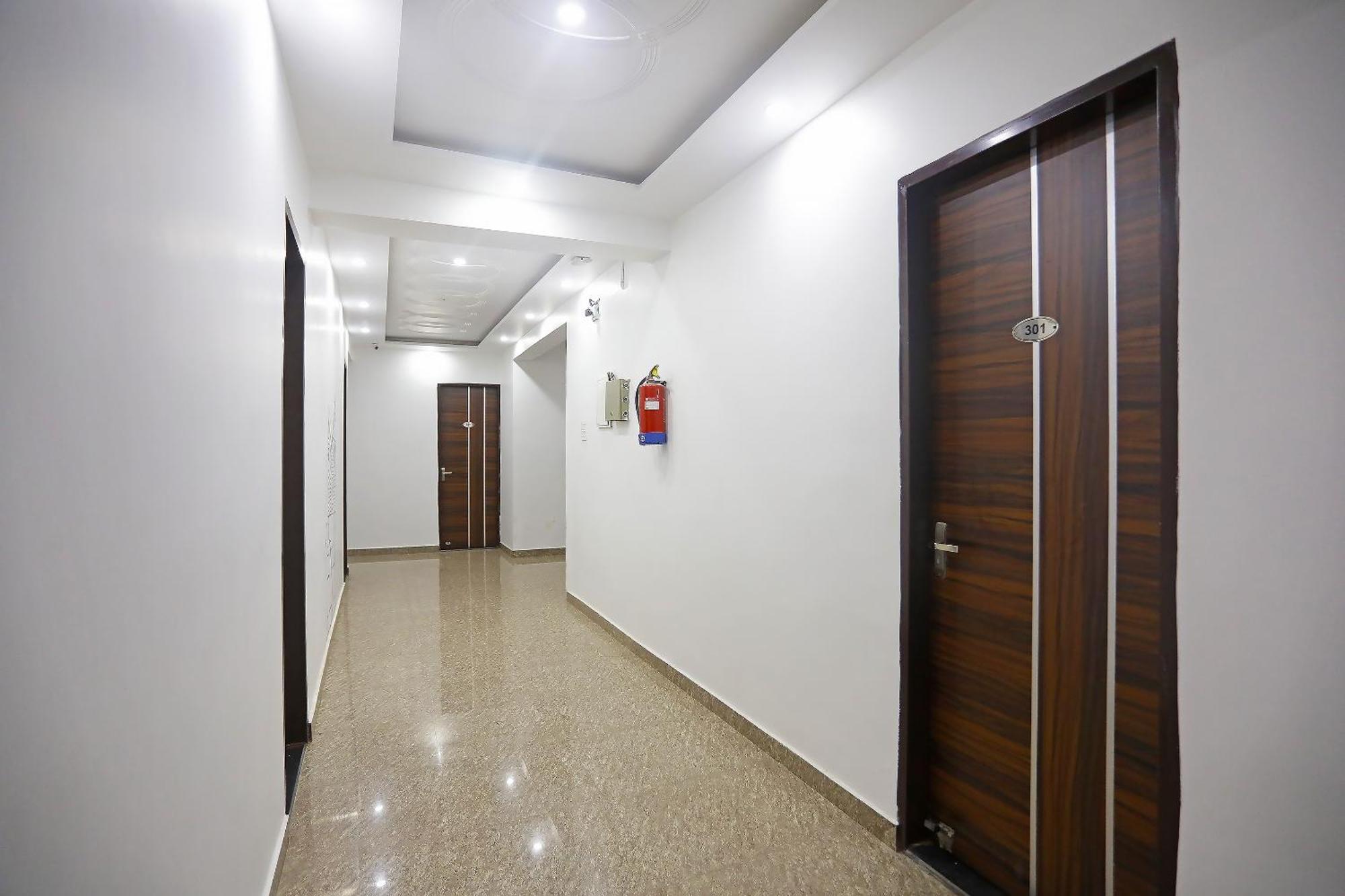 Отель Super Townhouse Cloud Bay, Near Genpact, Sector-69, Гургаон Экстерьер фото