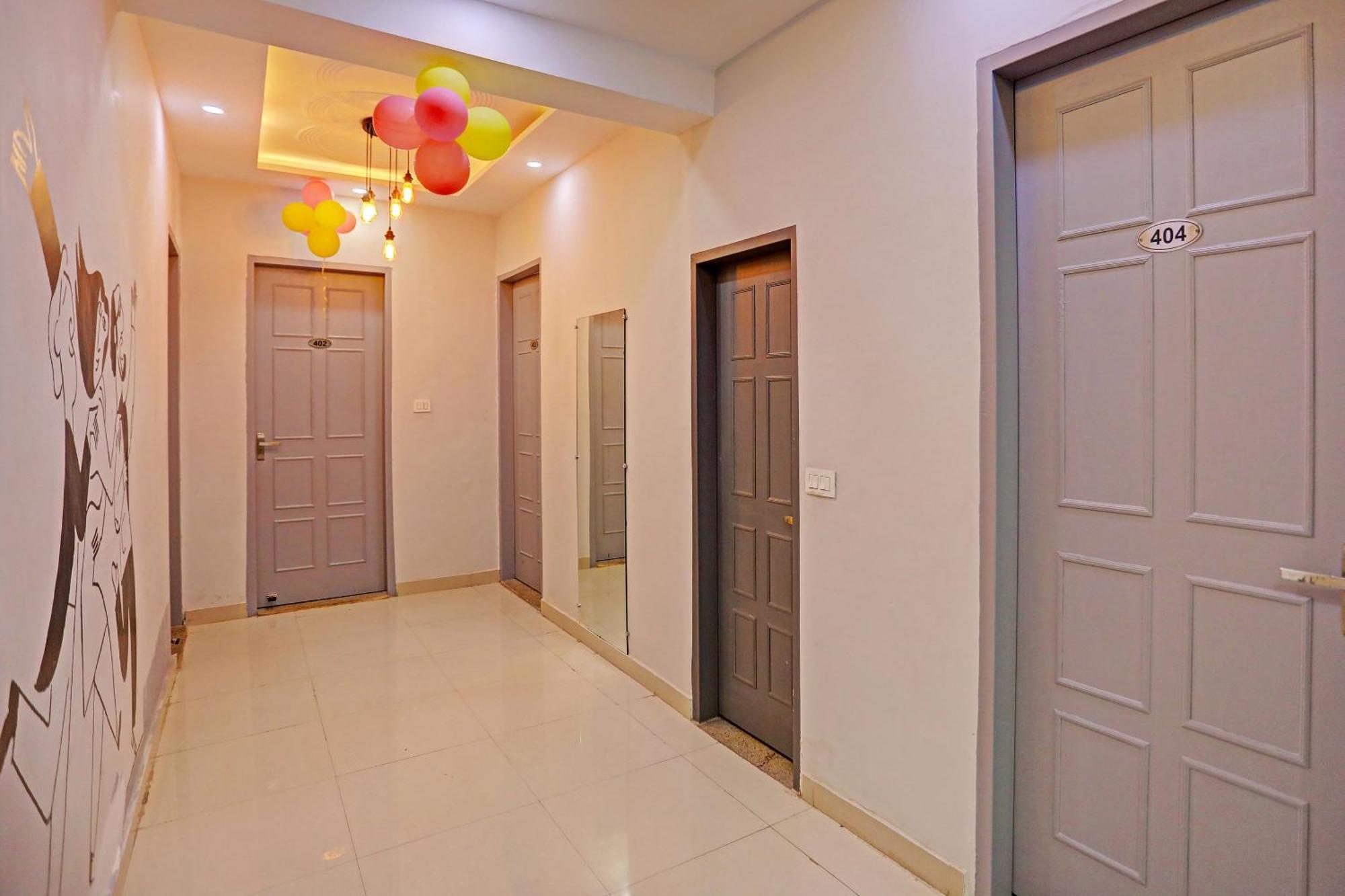 Отель Super Townhouse Cloud Bay, Near Genpact, Sector-69, Гургаон Экстерьер фото