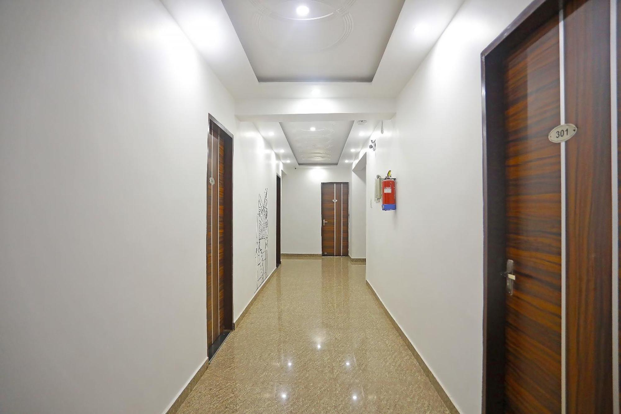 Отель Super Townhouse Cloud Bay, Near Genpact, Sector-69, Гургаон Экстерьер фото