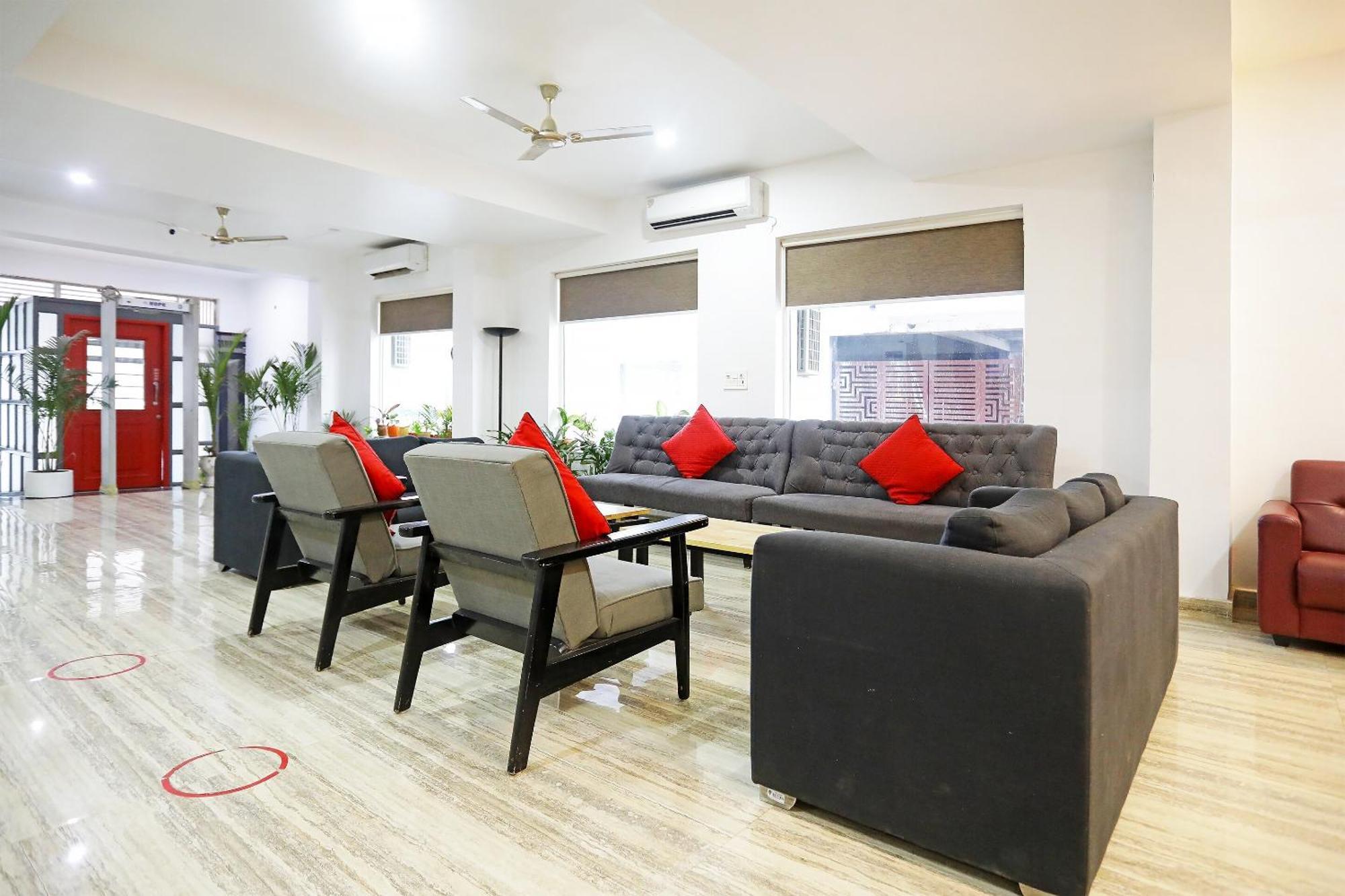 Отель Super Townhouse Cloud Bay, Near Genpact, Sector-69, Гургаон Экстерьер фото