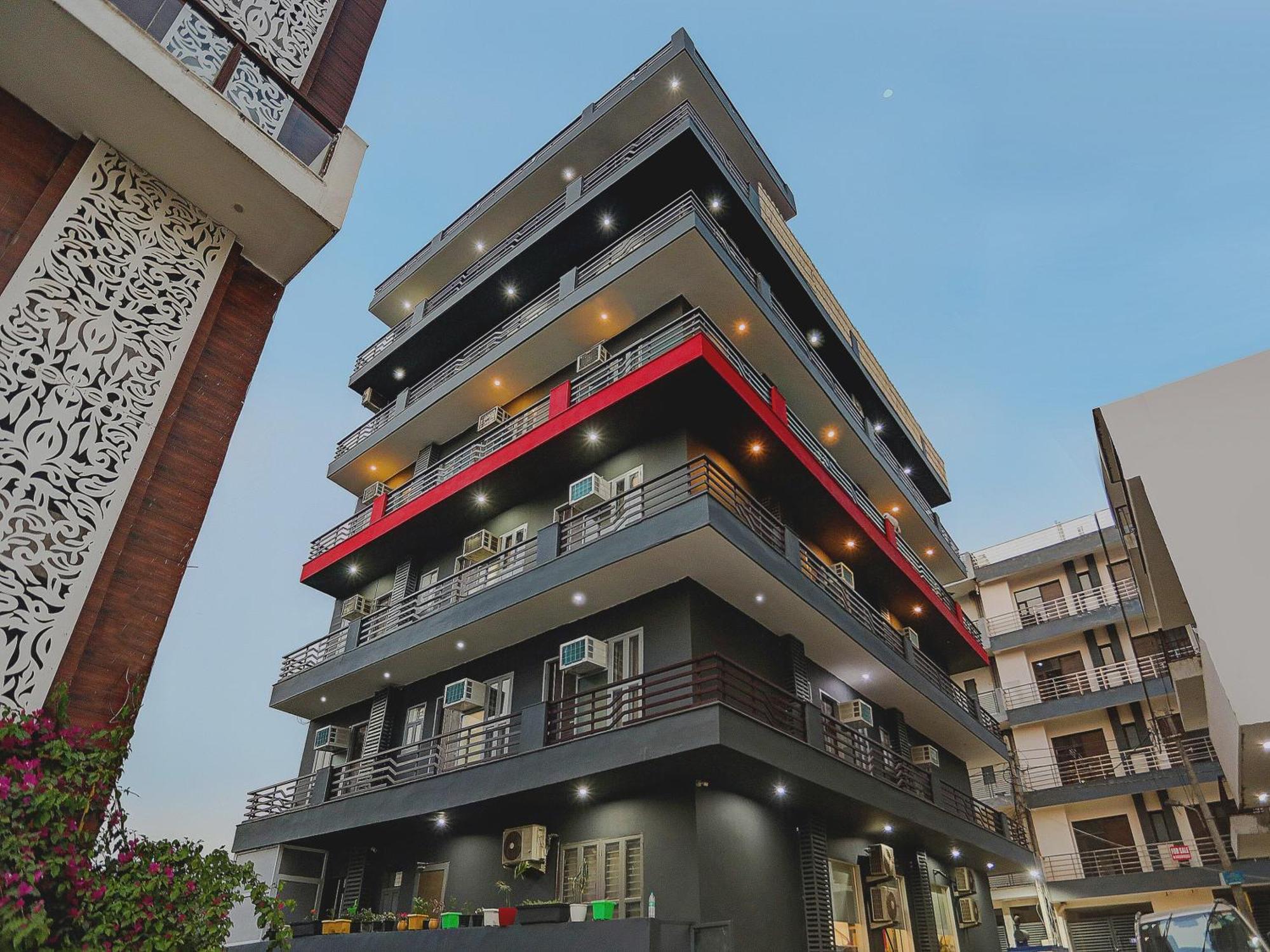 Отель Super Townhouse Cloud Bay, Near Genpact, Sector-69, Гургаон Экстерьер фото